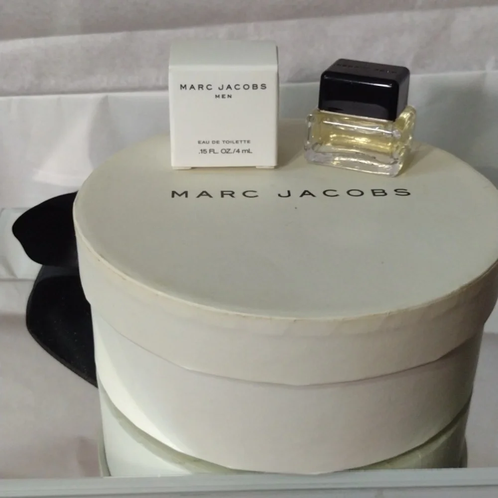 MARC JACOBS ๐ Perfume, 2 Eau de Toilette, Perfumed Lotion, Permanent Case NWT - Picture 3 of 11